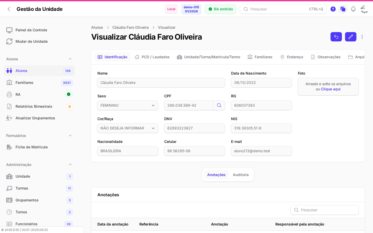 Visualizacao detalhada de aluno com abas de identificacao, PCD, familia e endereco
